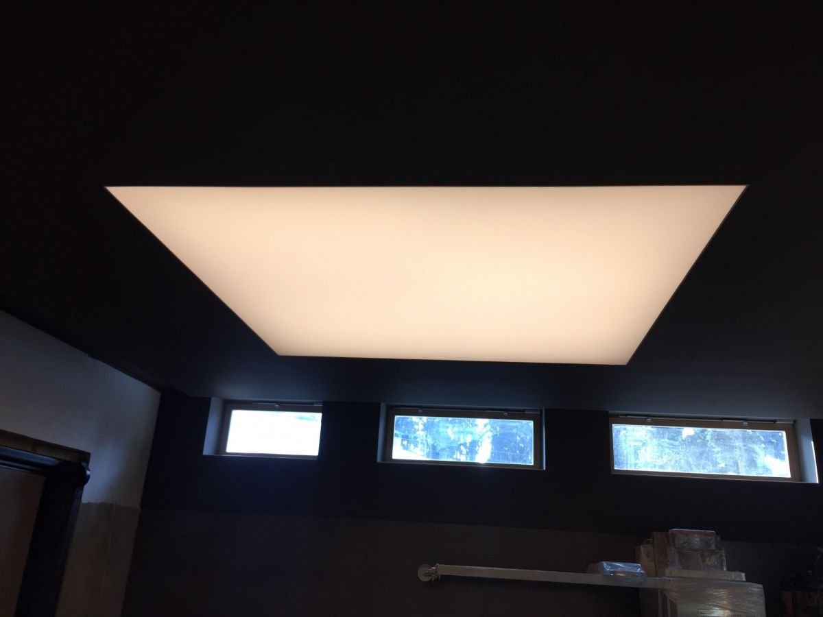 Светящийся потолок с встроенными светодиодами